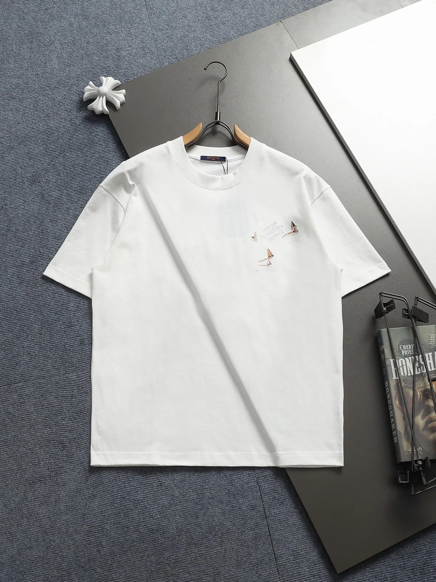 🅿️220 Louis Vuitton/Louis Vuitton High-end craftsmanship 10000 needle embroidery The large sailing ship logo is exquisitely upgraded, inspired by the retro embroidery of the 1980s. The original fabric is the same as the official short-sleeved T-shirt. The fabric is dyed in the same vat. It feels very comfortable. The latest brick cabinet synchronization for spring and summer. Fashionable and personalized. Super versatile and good-looking. It is very suitable for both men and women. A must-have for everyone. Hang tag. Collar label. Washed wheat. Complete with three labels. Color: black, white, blue. Size: S M L XL |